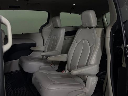 Used 2017 Chrysler Pacifica Touring-L Plus FWD image 28
