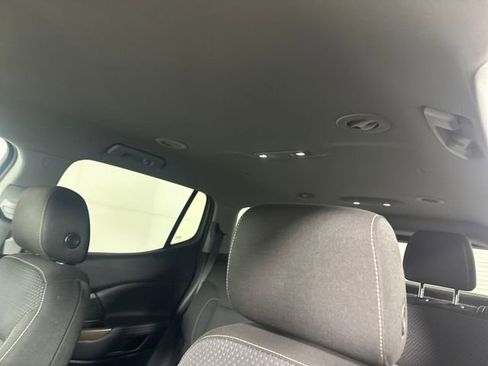 Used 2021 GMC Acadia SLE image 12