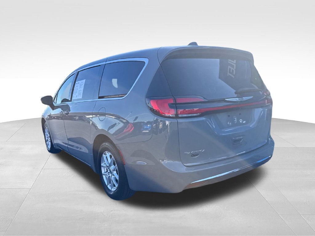 Used 2023 Chrysler Pacifica Touring-L FWD image 3