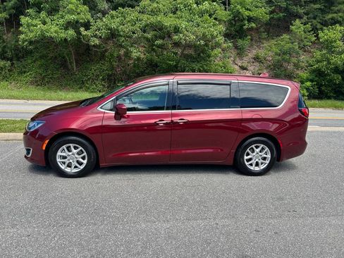 Used 2020 Chrysler Pacifica Touring FWD image 3