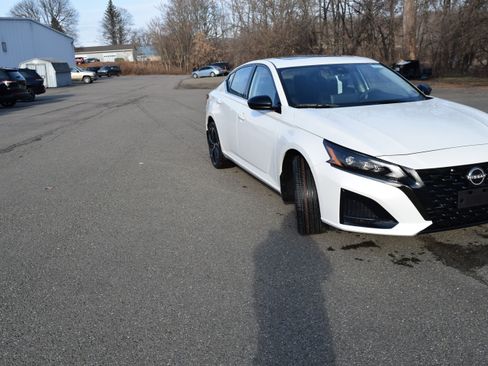 Used 2024 Nissan Altima 2.5 SR w/ SR Premium Package AWD/4WD image 9