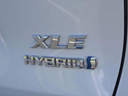 Used 2022 Toyota RAV4 XLE Premium image 9