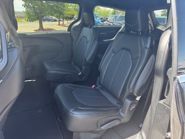 New 2027 Chrysler Pacifica Select w/ Family Tech Group AWD/4WD image 18