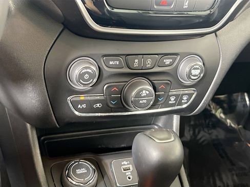 Used 2022 Jeep Cherokee Limited image 15