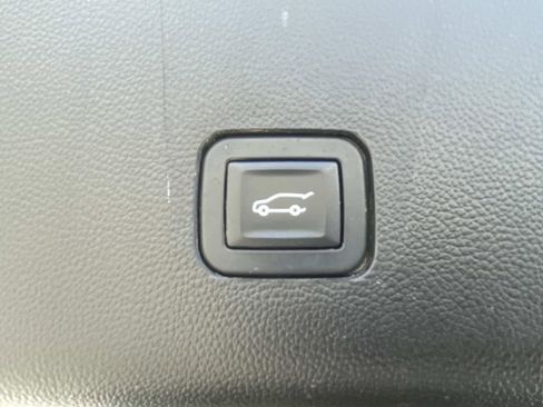 Used 2018 Chevrolet Traverse LT image 12