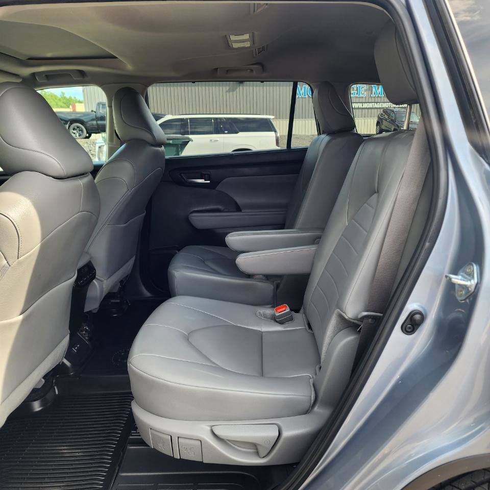 Used 2024 Toyota Highlander XLE FWD image 17