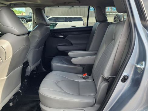Used 2024 Toyota Highlander XLE FWD image 17