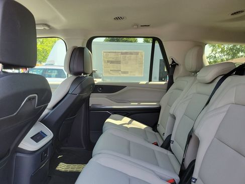 New 2026 Lincoln Navigator Premiere AWD/4WD image 14