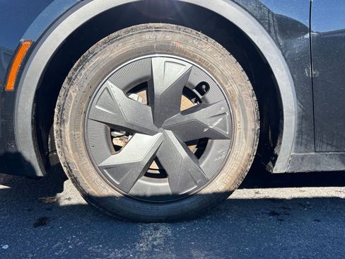 Used 2025 Toyota Prius LE image 25