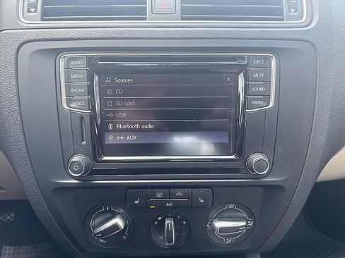 Used 2017 Volkswagen Jetta SE image 16