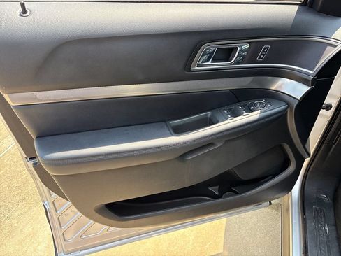 Used 2018 Ford Explorer XLT w/ Equipment Group 202A FWD image 16