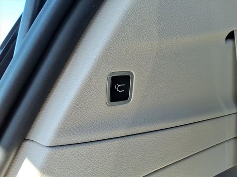 Used 2024 Chrysler Pacifica Touring-L image 27