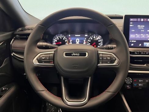 Used 2025 Jeep Compass Trailhawk AWD/4WD image 19