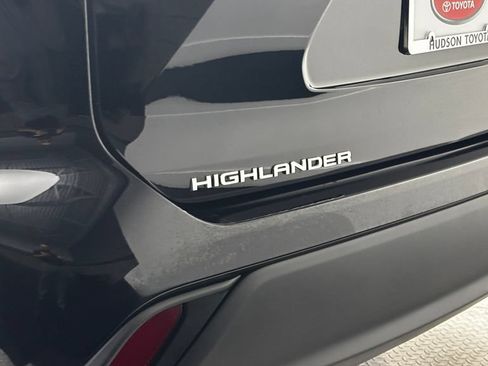 Used 2023 Toyota Highlander XLE AWD/4WD image 5