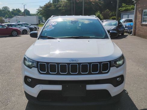 Used 2024 Jeep Compass Latitude AWD/4WD image 2