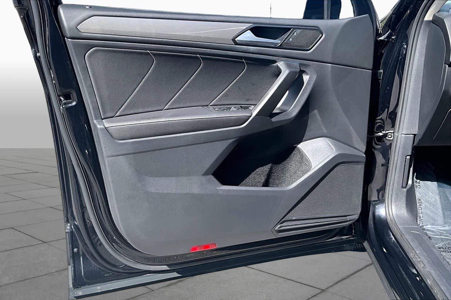 Used 2022 Volkswagen Tiguan SE w/ Panoramic Sunroof Package FWD image 22