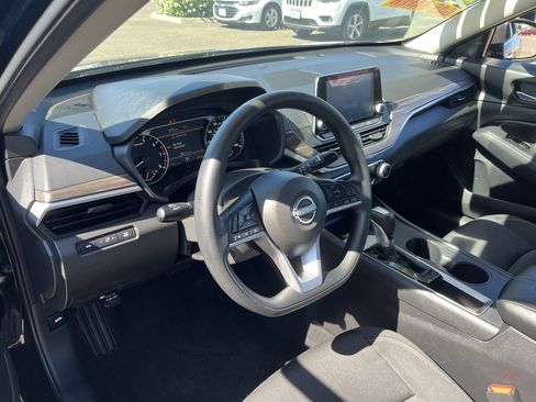 Used 2025 Nissan Altima 2.5 SV FWD image 9