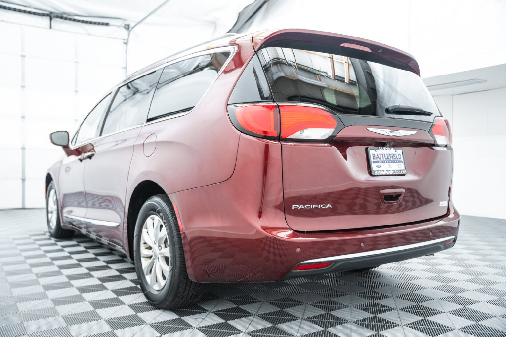 Used 2017 Chrysler Pacifica Touring-L FWD image 7