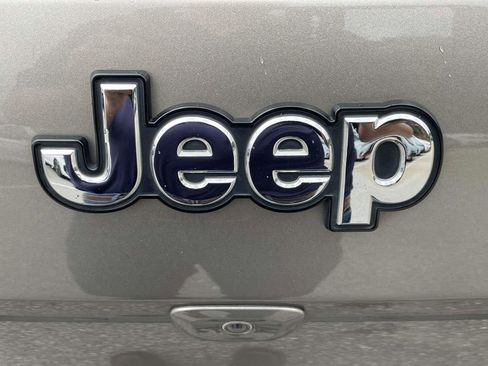 Used 2017 Jeep Cherokee Limited w/ Trailer Tow Group AWD/4WD image 9