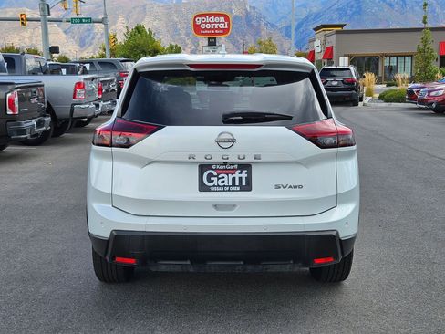 Used 2024 Nissan Rogue SV image 7