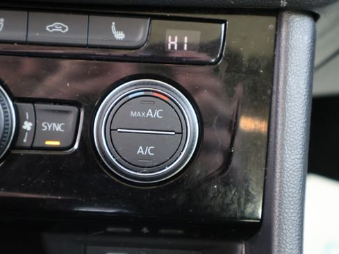 Used 2024 Volkswagen Jetta SE w/ Panoramic Sunroof Package image 26