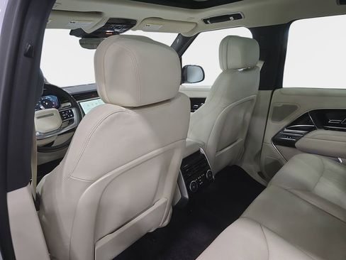 Used 2025 Land Rover Range Rover SE AWD/4WD image 12