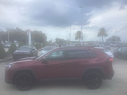 Used 2021 Toyota RAV4 LE FWD image 4