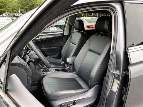 Used 2024 Volkswagen Tiguan SE w/ Panoramic Sunroof Package AWD/4WD image 5