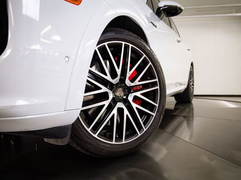 Certified 2025 Porsche Cayenne Turbo AWD/4WD image 12