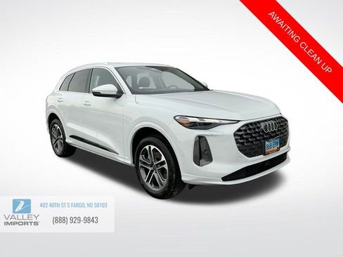 Used 2025 Audi Q5 Premium w/ Convenience Package image 1