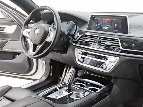 Used 2019 BMW 750i xDrive w/ M Sport Package image 36