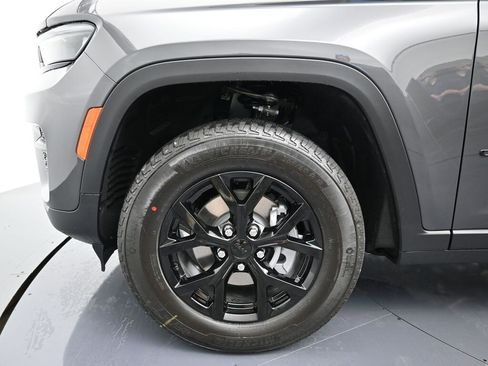 New 2025 Jeep Grand Cherokee Altitude image 9