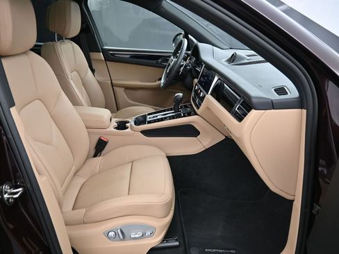 Certified 2025 Porsche Macan AWD/4WD image 28