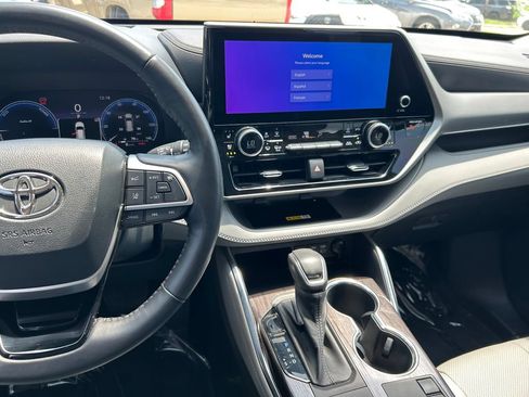 Used 2023 Toyota Highlander Platinum FWD image 22