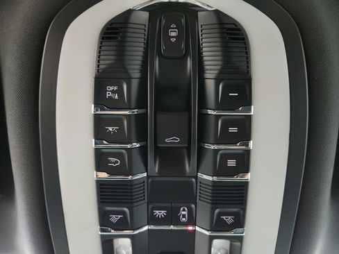Used 2021 Porsche Macan S w/ Premium Package Plus AWD/4WD image 19