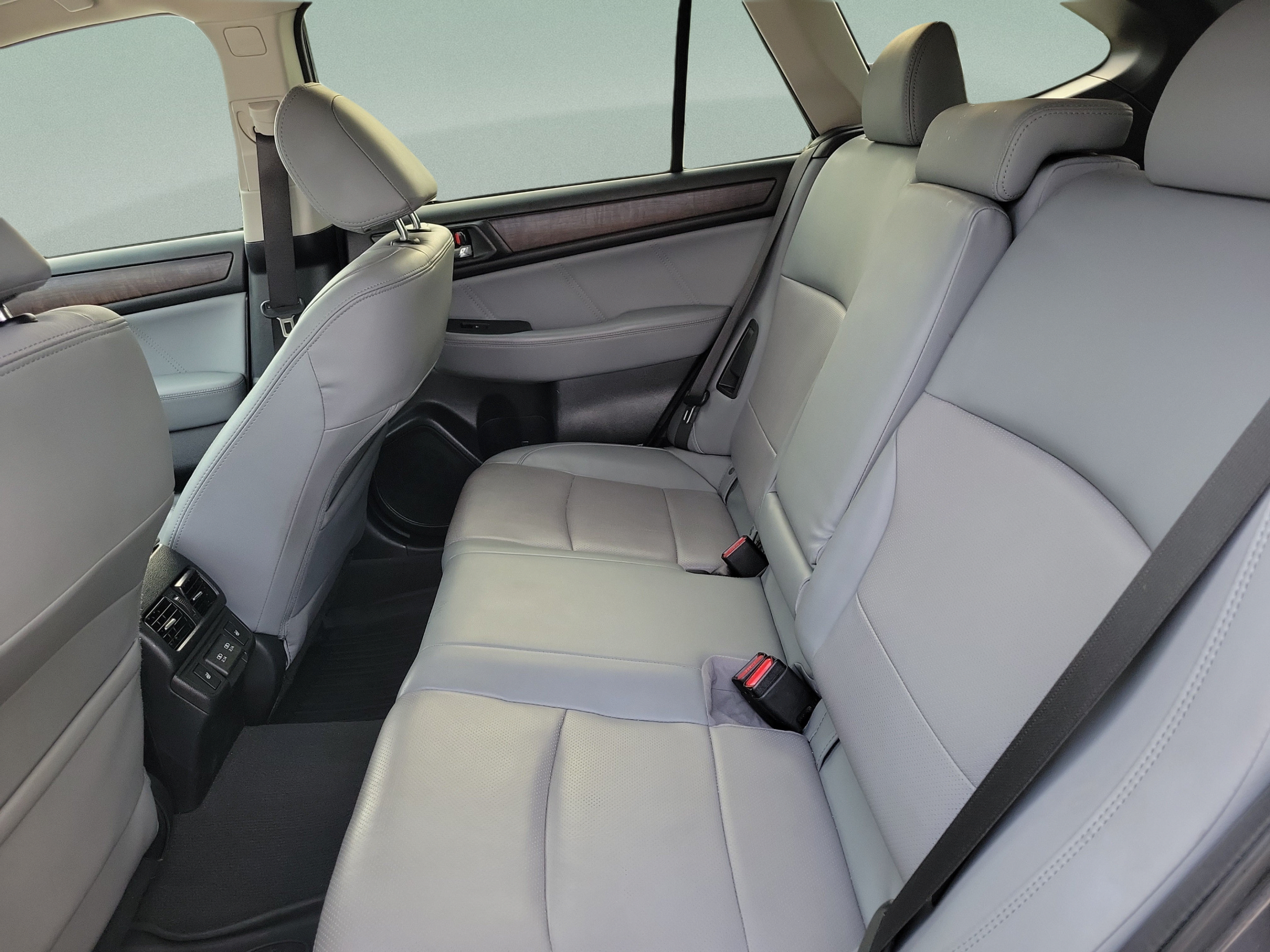 Used 2019 Subaru Outback 3.6R Limited w/ Popular Package #2 AWD/4WD image 8