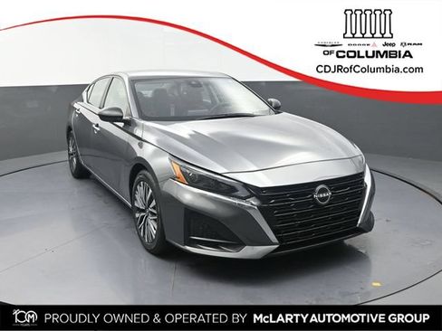 Used 2024 Nissan Altima 2.5 SV FWD image 1