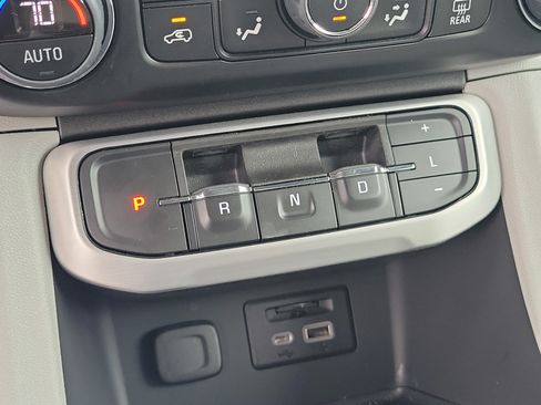 Used 2023 GMC Acadia SLT w/ Preferred Package FWD image 29