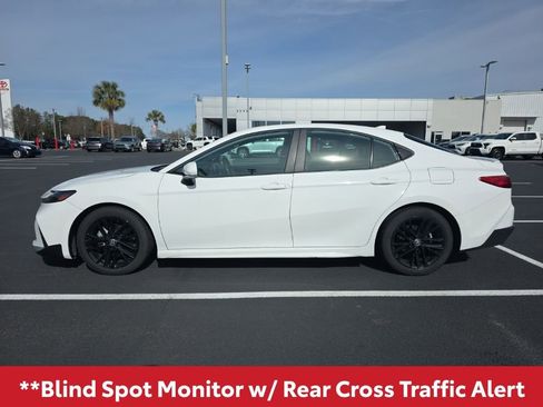 Used 2025 Toyota Camry SE image 4