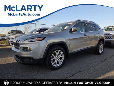 Used 2017 Jeep Cherokee Latitude image 1