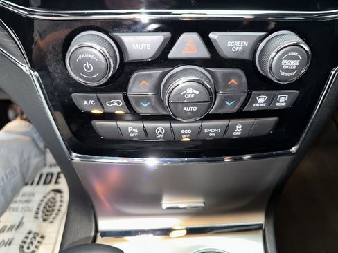 Used 2020 Jeep Grand Cherokee Limited w/ Premium Lighting Group AWD/4WD image 35