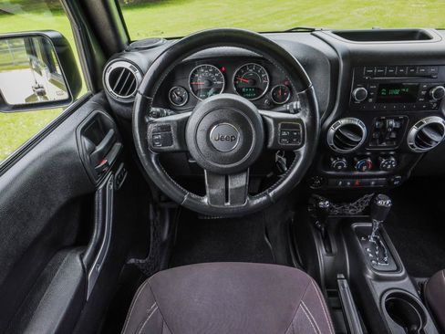 Used 2015 Jeep Wrangler Unlimited Sahara AWD/4WD image 16