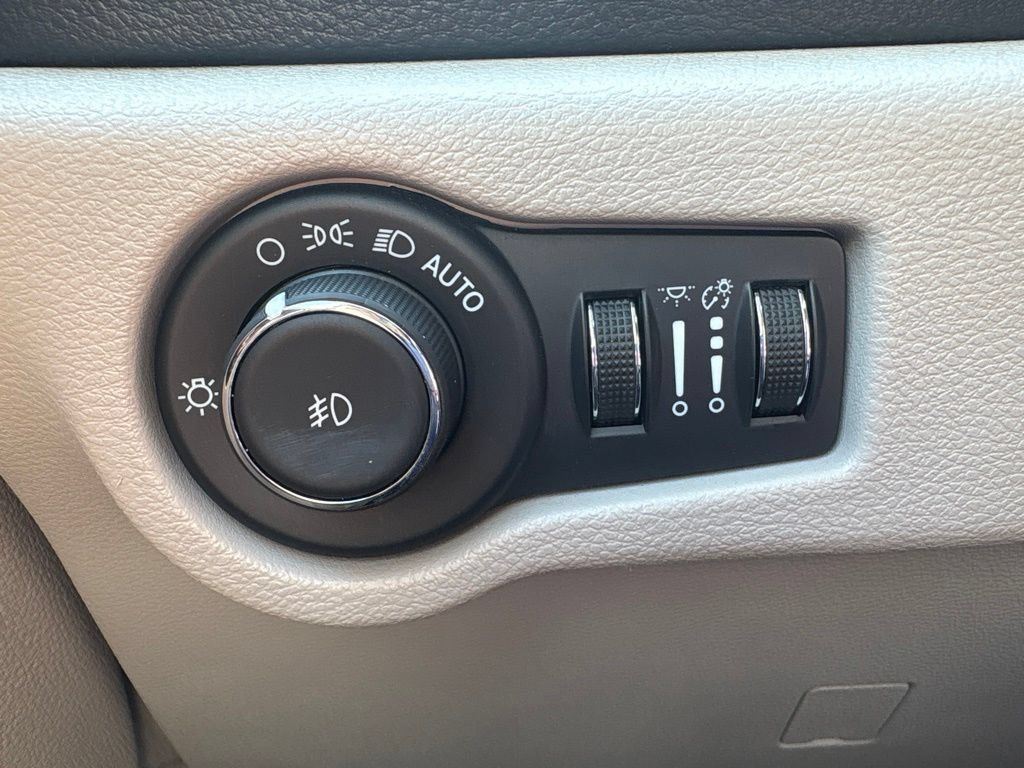Used 2023 Chrysler Pacifica Limited FWD image 14