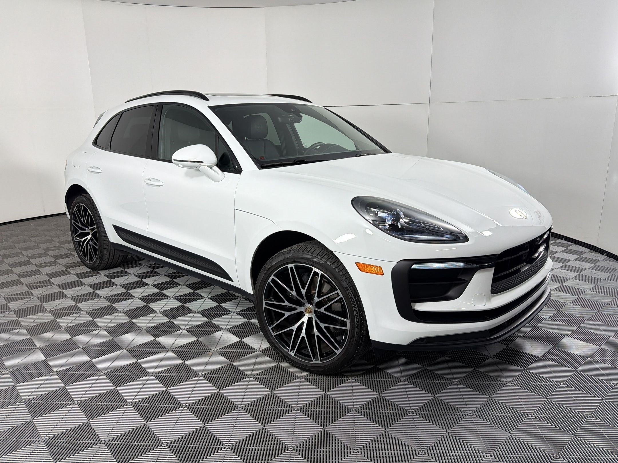 Certified 2026 Porsche Macan AWD/4WD image 7