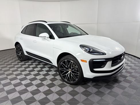 Certified 2026 Porsche Macan AWD/4WD image 7
