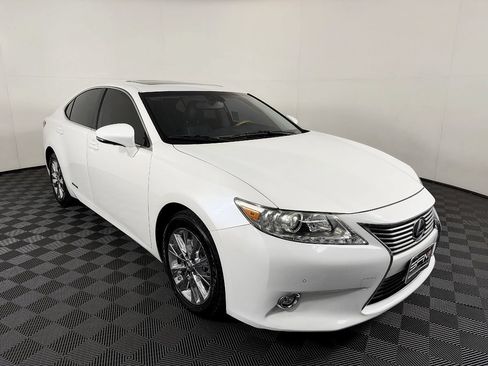 Used 2014 Lexus ES 300h w/ Luxury Package w/Bamboo Trim FWD image 6