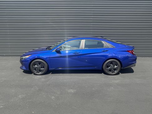 Used 2021 Hyundai Elantra SEL w/ Convenience Package FWD image 2