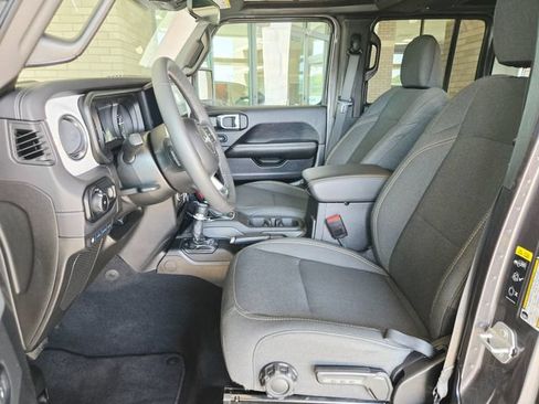 Used 2025 Jeep Wrangler Unlimited Sahara w/ Safety Group AWD/4WD image 18