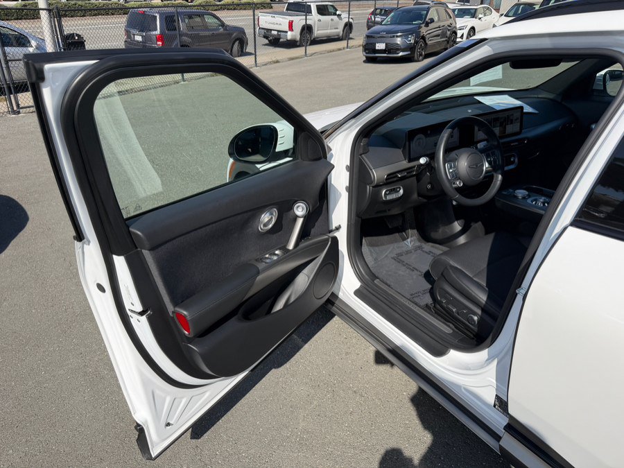 Used 2024 Genesis GV60 RWD image 9