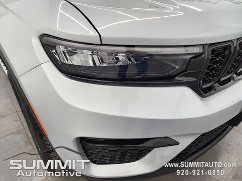 New 2025 Jeep Grand Cherokee Limited w/ Black Appearance Package image 22